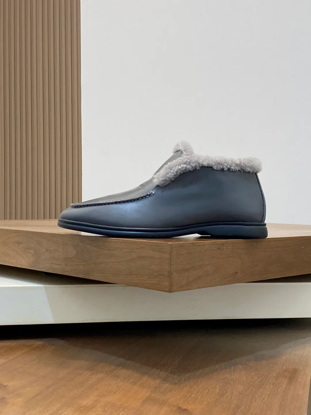 Men's Men's Shoes💰860 LoroPiana/nuoyoupiana men's new autumn and winter wool shoes, Dongguan-made raw materials are in great demand! This casual shoe is made of imported calfskin, with a full wool lining and insole for an extraordinarily comfortable and warm wearing experience. The ultra-light two-color rubber sole creates a charming modern aesthetic. There is an LP logo on the bottom. The style is simple and fashionable, and the upper foot is comfortable, warm and breathable! Comes complete with original box packaging! Size: 39-40-41-42-43-44 standard leather shoe size (45/46 can be customized but does not support returns)